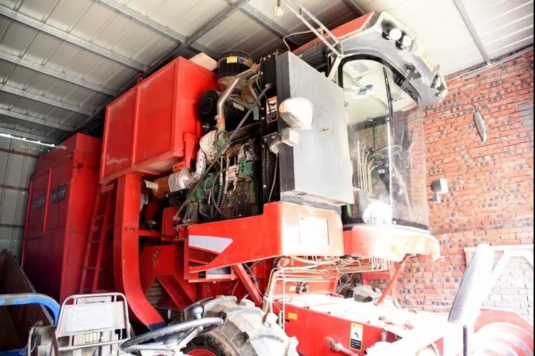 “想發(fā)財(cái)就買(mǎi)它!” 中聯(lián)花生收獲機(jī)助用戶走上致富路