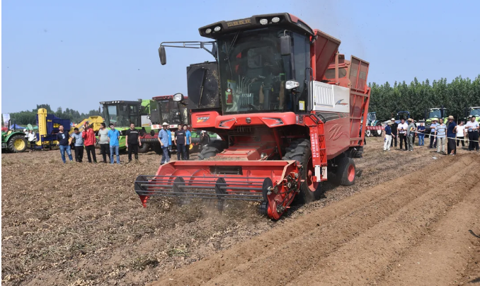 登峰造極!中聯(lián)收獲花生機(jī)俘獲用戶的“三大法寶”