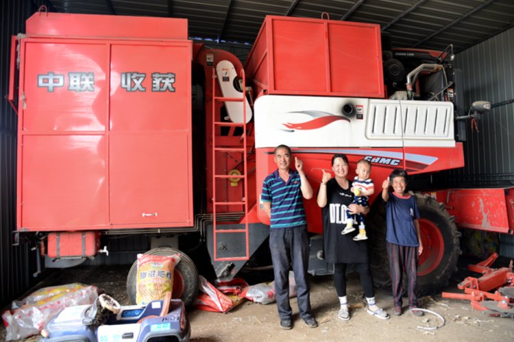 李倩:提升生活品質(zhì)我選中聯(lián)收獲花生撿拾收獲機