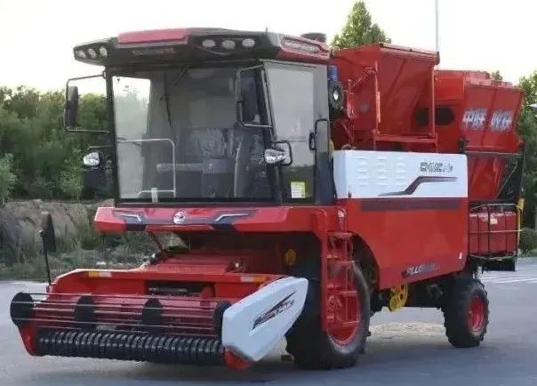 中聯(lián)收獲唐山用戶王超:跨區(qū)作業(yè)不用愁 售后服務(wù)“一條龍” 921-1.jpg